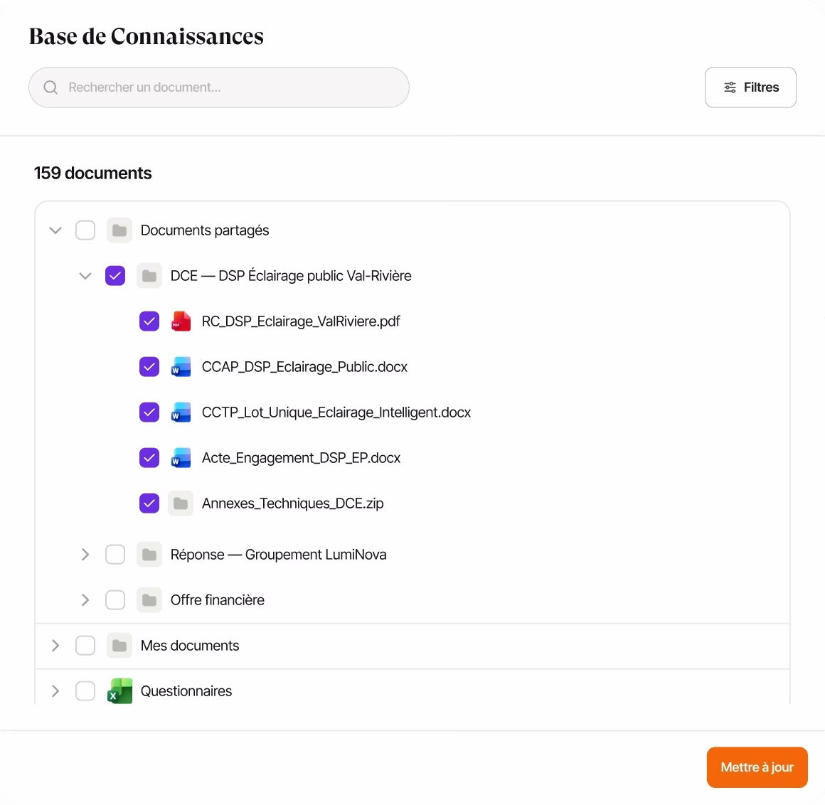 Interface de base de connaissances listant les documents d'appel d'offres avec cases à cocher et filtres
